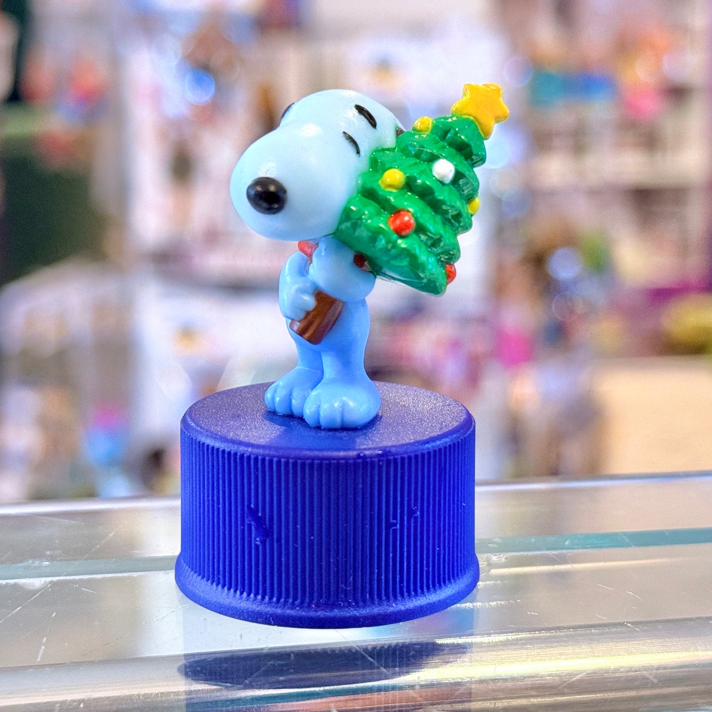 Snoopy & Peanuts: Snoopy Holding Christmas Tree Pepsi Bottle Cap Figure (Japan Exclusive, 2000s)
