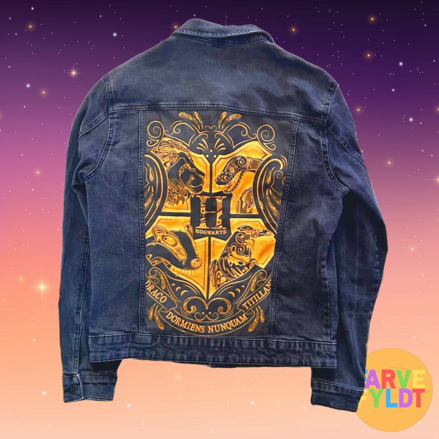 Harry Potter: Hogwarts Crest - Upcycled Denim Jacket (FARVEFYLDT x POPCULTGANG) - PopCultGang