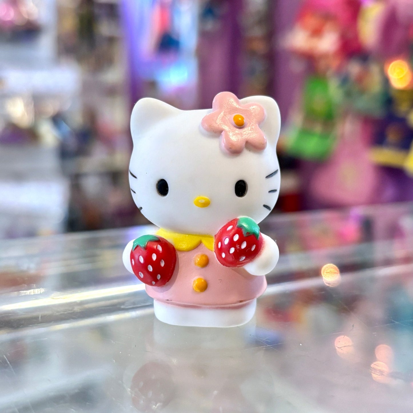 Hello Kitty: Holding Strawberries PVC Figure (2000s) - PopCultGang