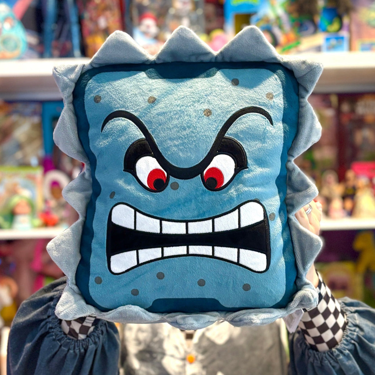 Super Mario: Thwomp Mocchi-Mocchi Mega Plush 38 cm (Nintendo) - PopCultGang