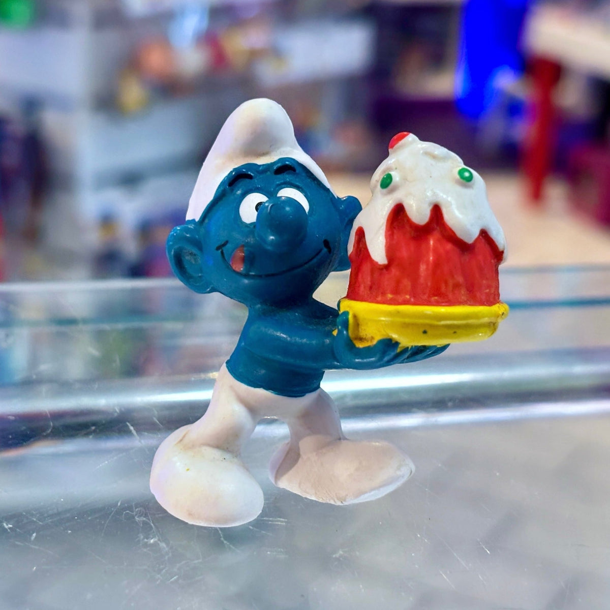 The Smurfs: Cake Smurf PVC Figure #2.0100 (McDonald's variant, 1996) - PopCultGang