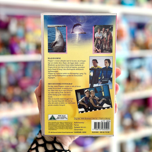 VHS: Flipper 6 - Hajjægerne & Den Mystiske Fotograf - PopCultGang