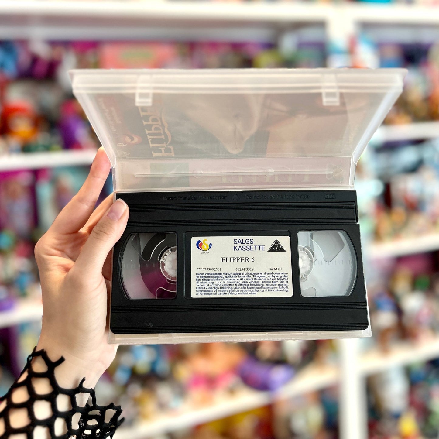 VHS: Flipper 6 - Hajjægerne & Den Mystiske Fotograf - PopCultGang