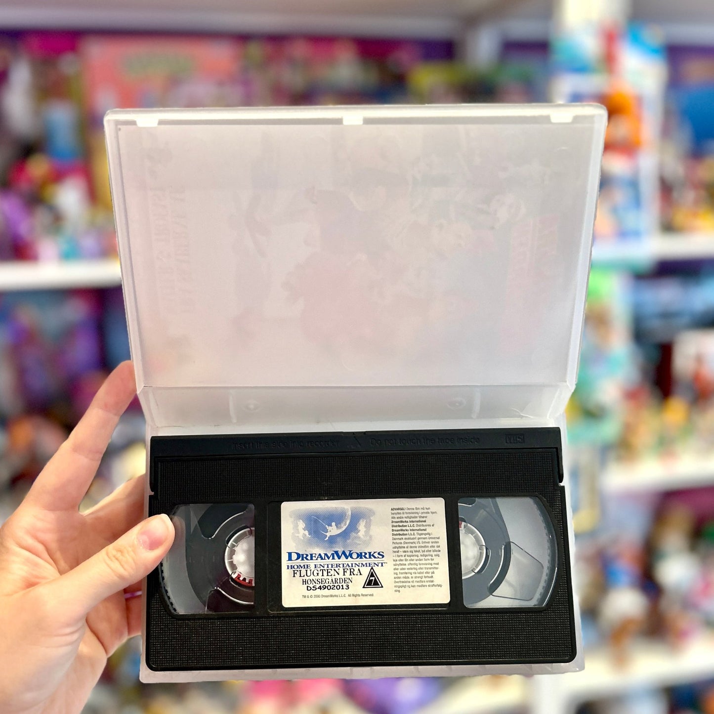 VHS: Flugten fra Hønsegården (2000) - PopCultGang