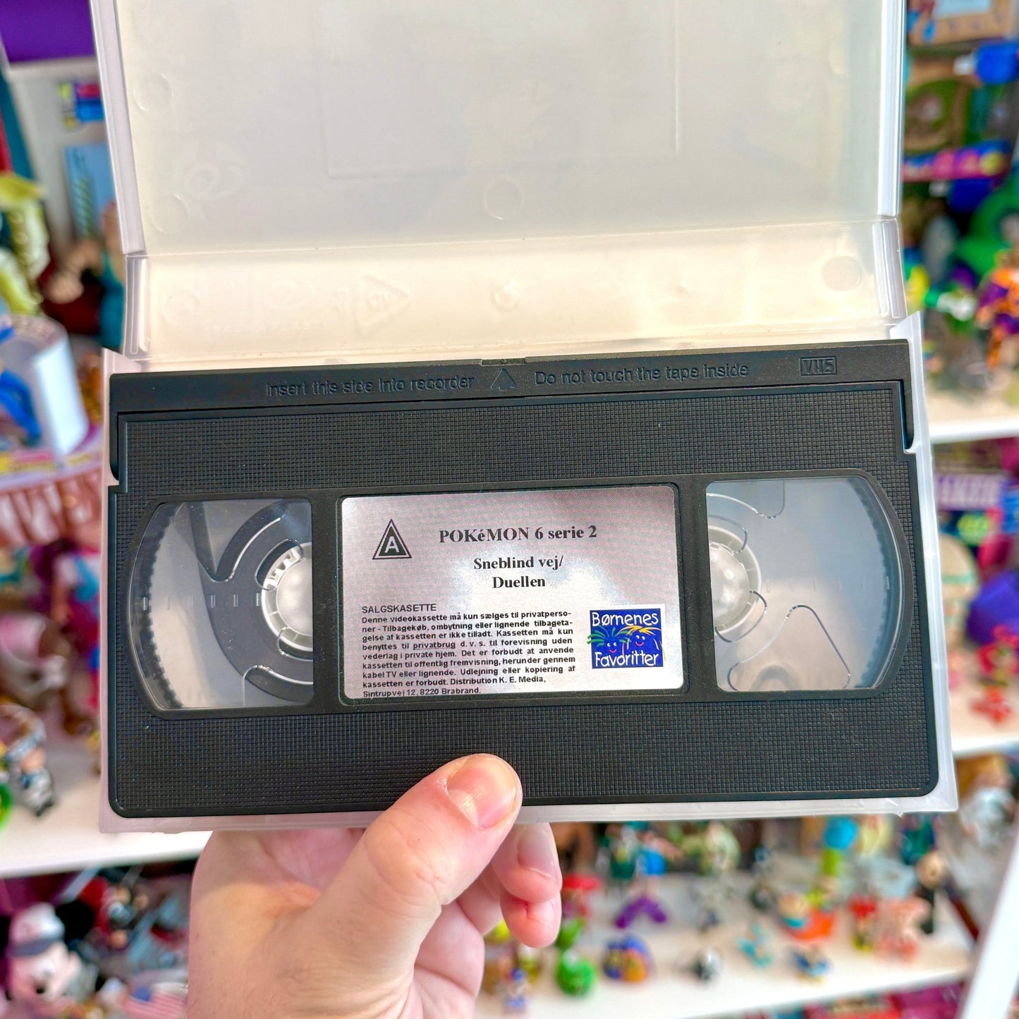 VHS: Pokemon - Sneblind Vej/Duellen (Serie 2: Nr. 6, 2000) - PopCultGang