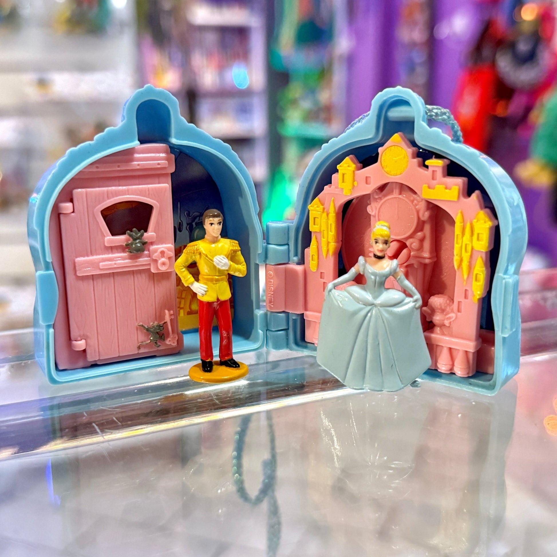 Disney: Once Upon A Time Locket Playset - Cinderella (Mattel, 90s) - PopCultGang