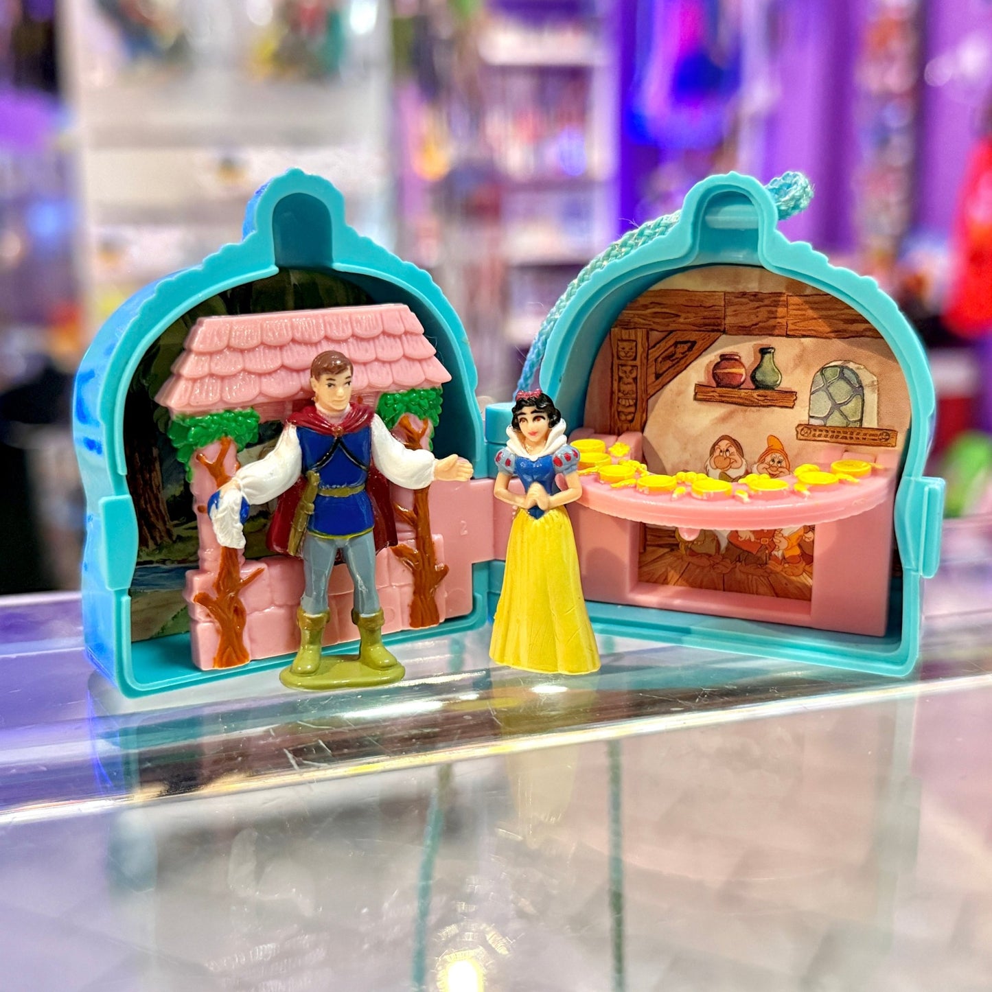 Disney: Once Upon A Time Locket Playset - Snow White (Mattel, 90s) - PopCultGang