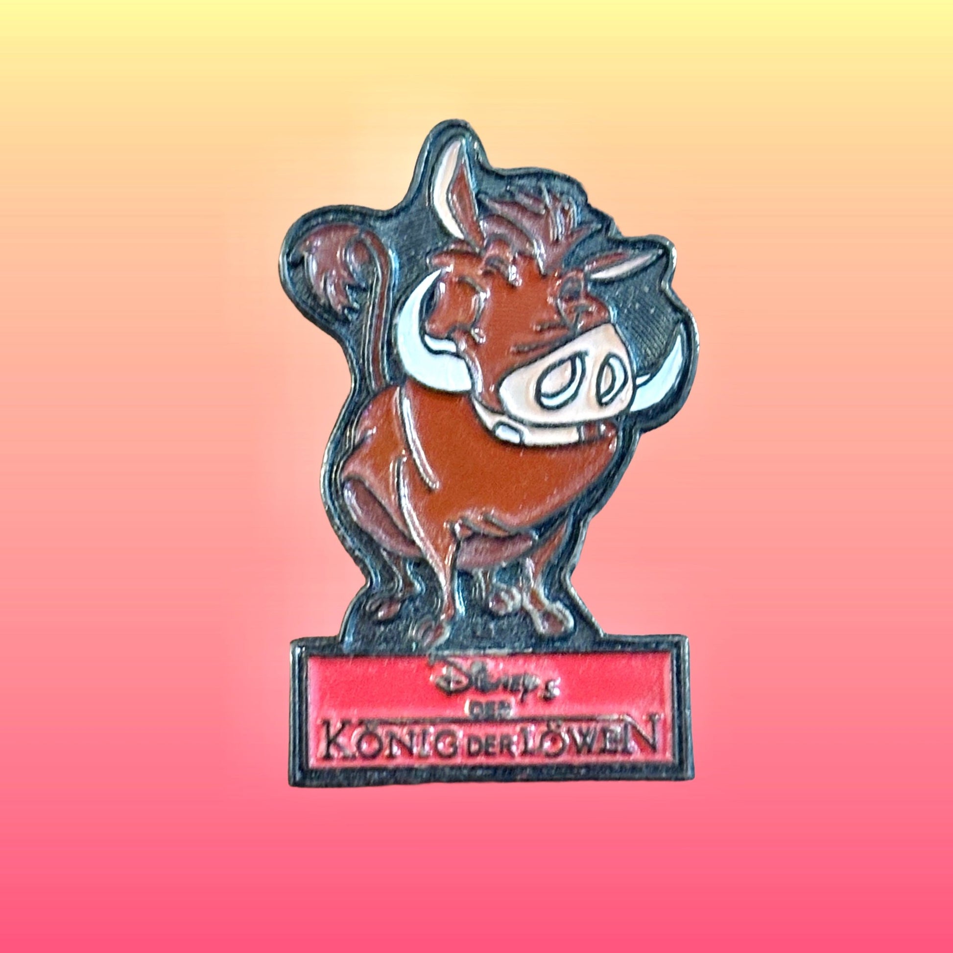 Disney's The Lion King: Pumba German Promotional Enamel Pin (90s) - PopCultGang