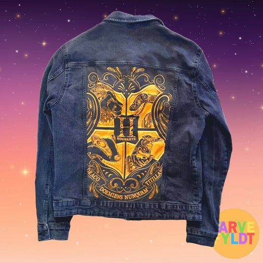 Harry Potter: Hogwarts Crest - Upcycled Denim Jacket (FARVEFYLDT x POPCULTGANG) - PopCultGang