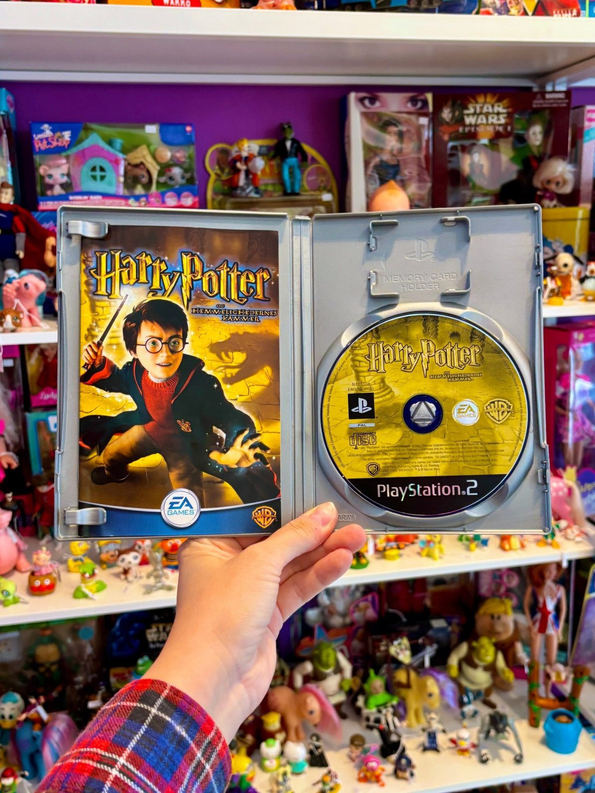 Harry Potter Og Hemmelighedernes Kammer (Platinum, PS2) - PopCultGang