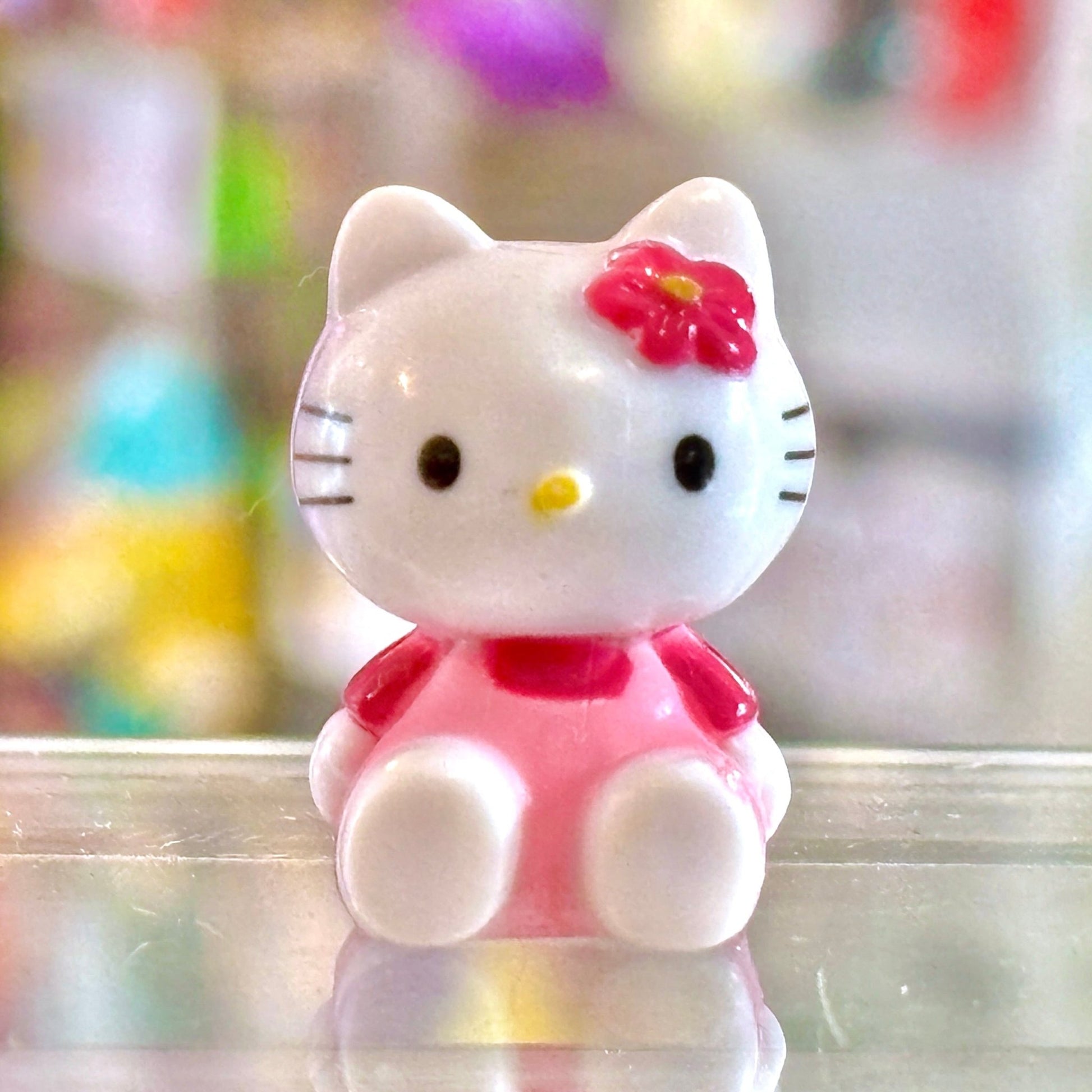 Hello Kitty: Bip's Candy Fun Mini Figure Series - Hello Kitty Sitting (Chocolate Egg toy, 2008) - PopCultGang