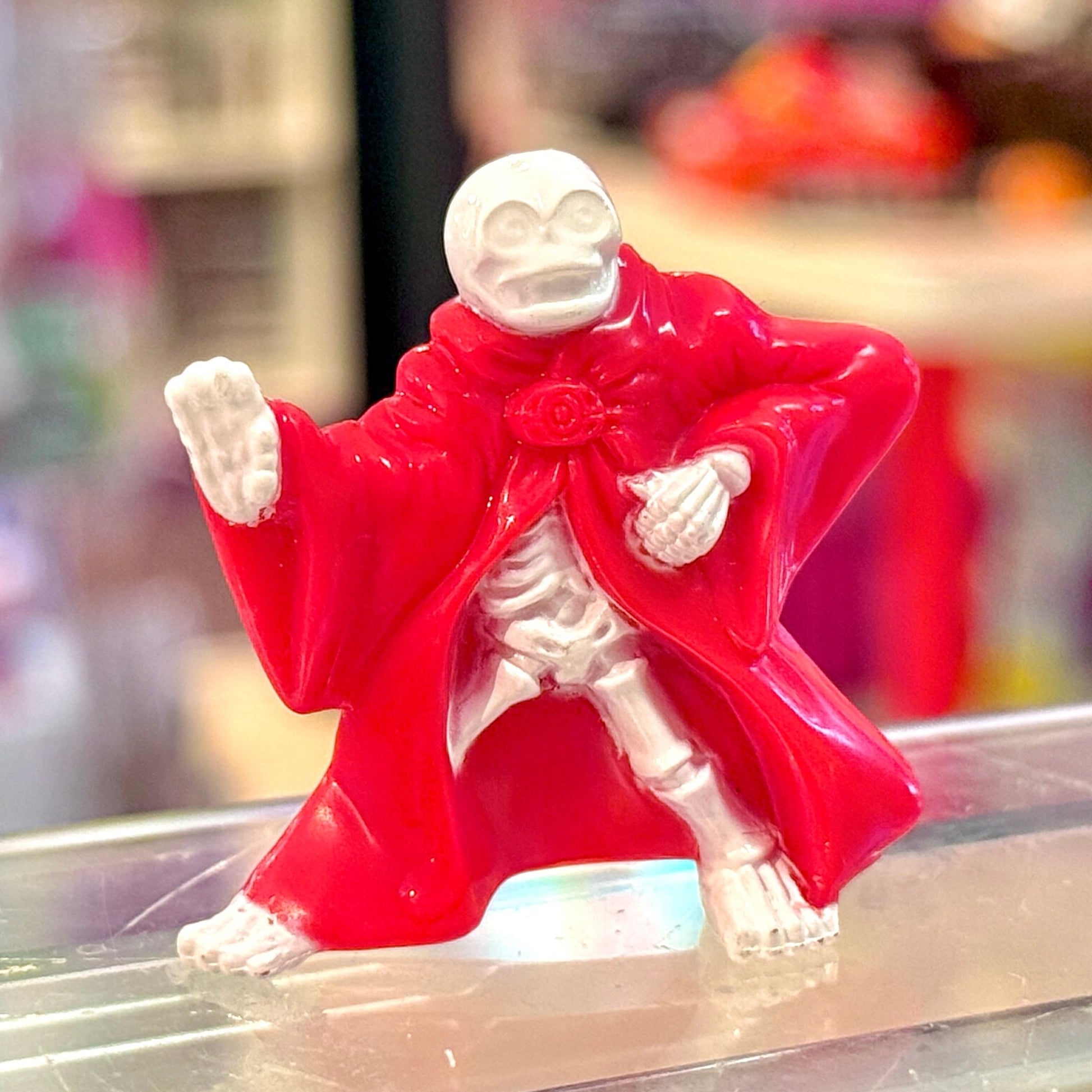 Heroic World: "Skelly" Skeleton Red Cape Mini Figure (Frisko, 2003) - PopCultGang