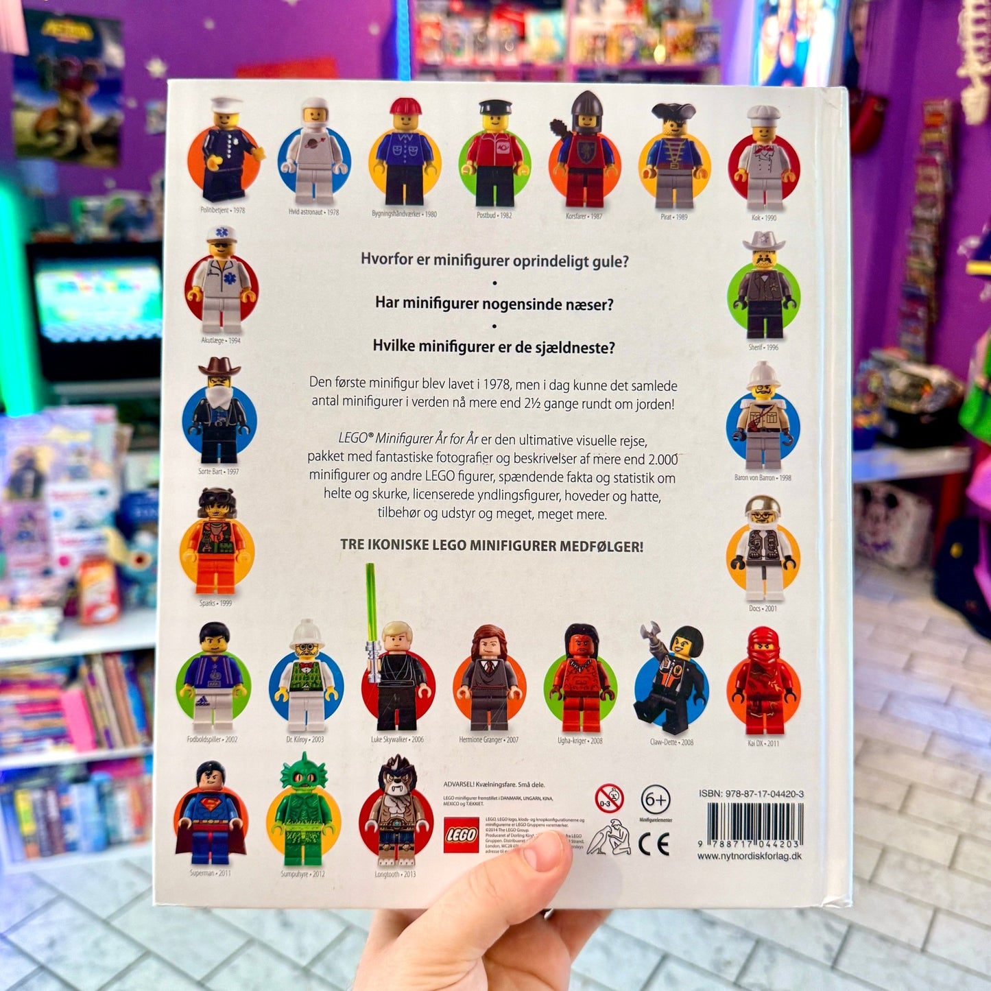 Lego Minifigurer: År For År - En Visuel Historie (danish Lego Minifigure Encyclopedia + 3 figures, 2013) - PopCultGang