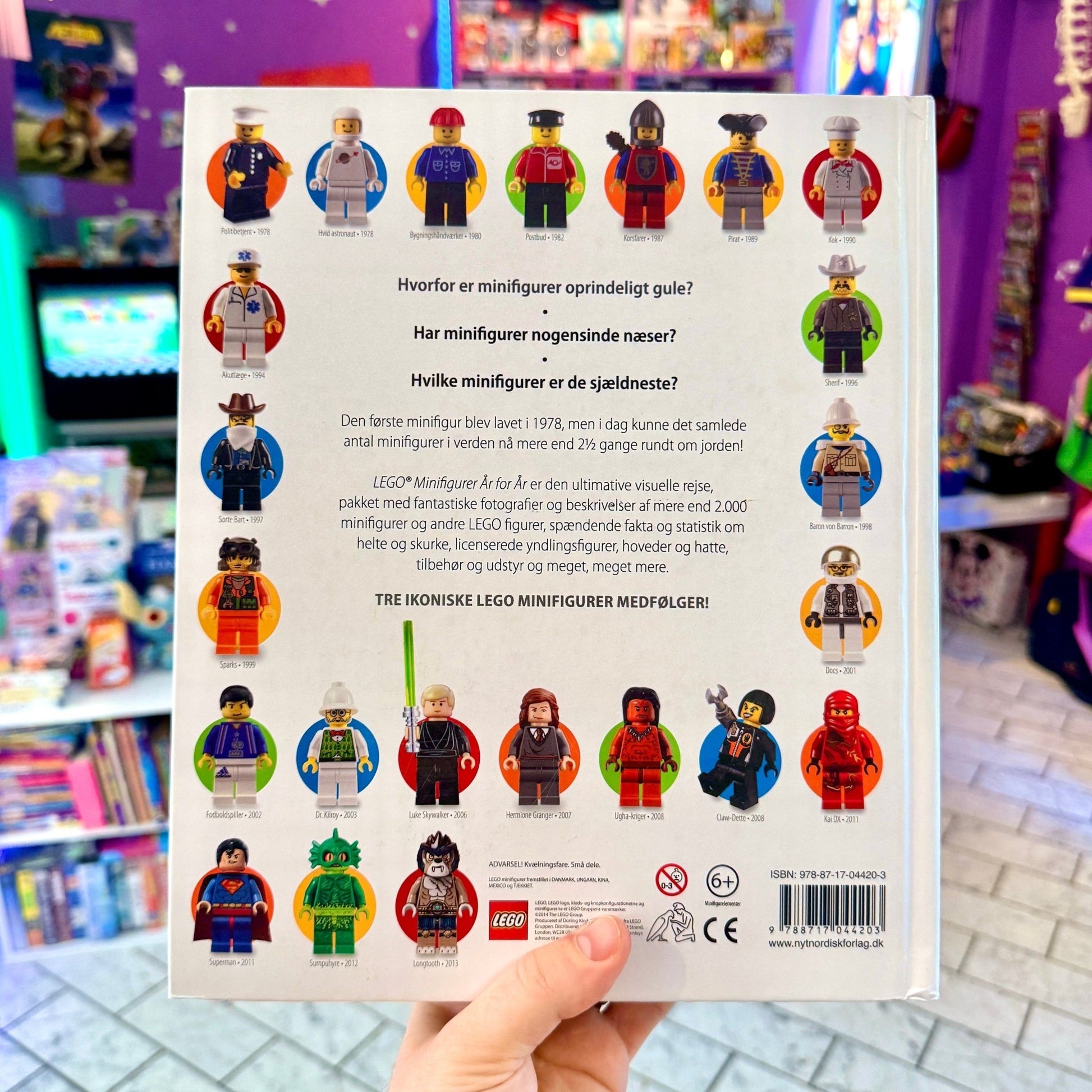 Lego Minifigurer: År For År - En Visuel Historie (danish Lego Minifigure Encyclopedia + 3 figures, 2013) - PopCultGang