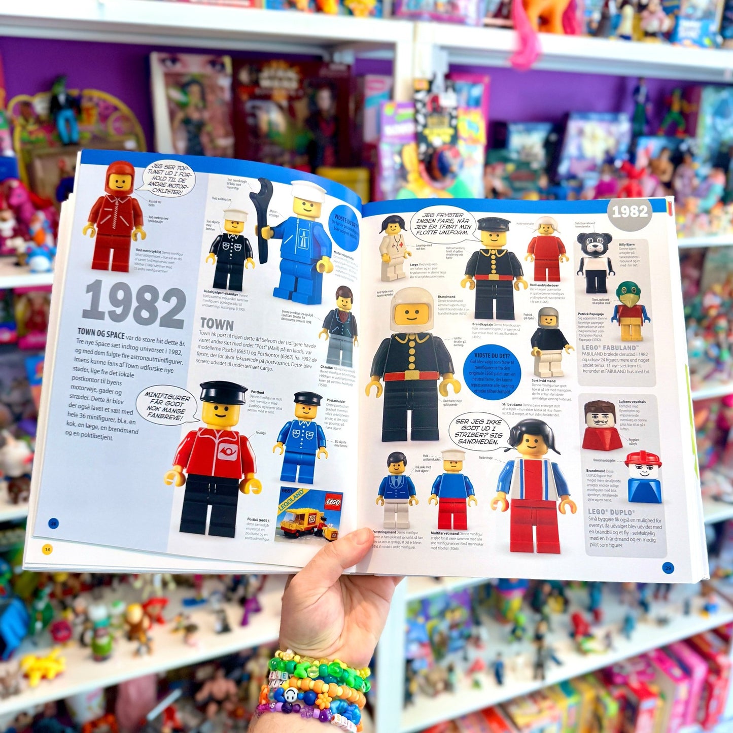 Lego Minifigurer: År For År - En Visuel Historie (danish Lego Minifigure Encyclopedia + 3 figures, 2013) - PopCultGang