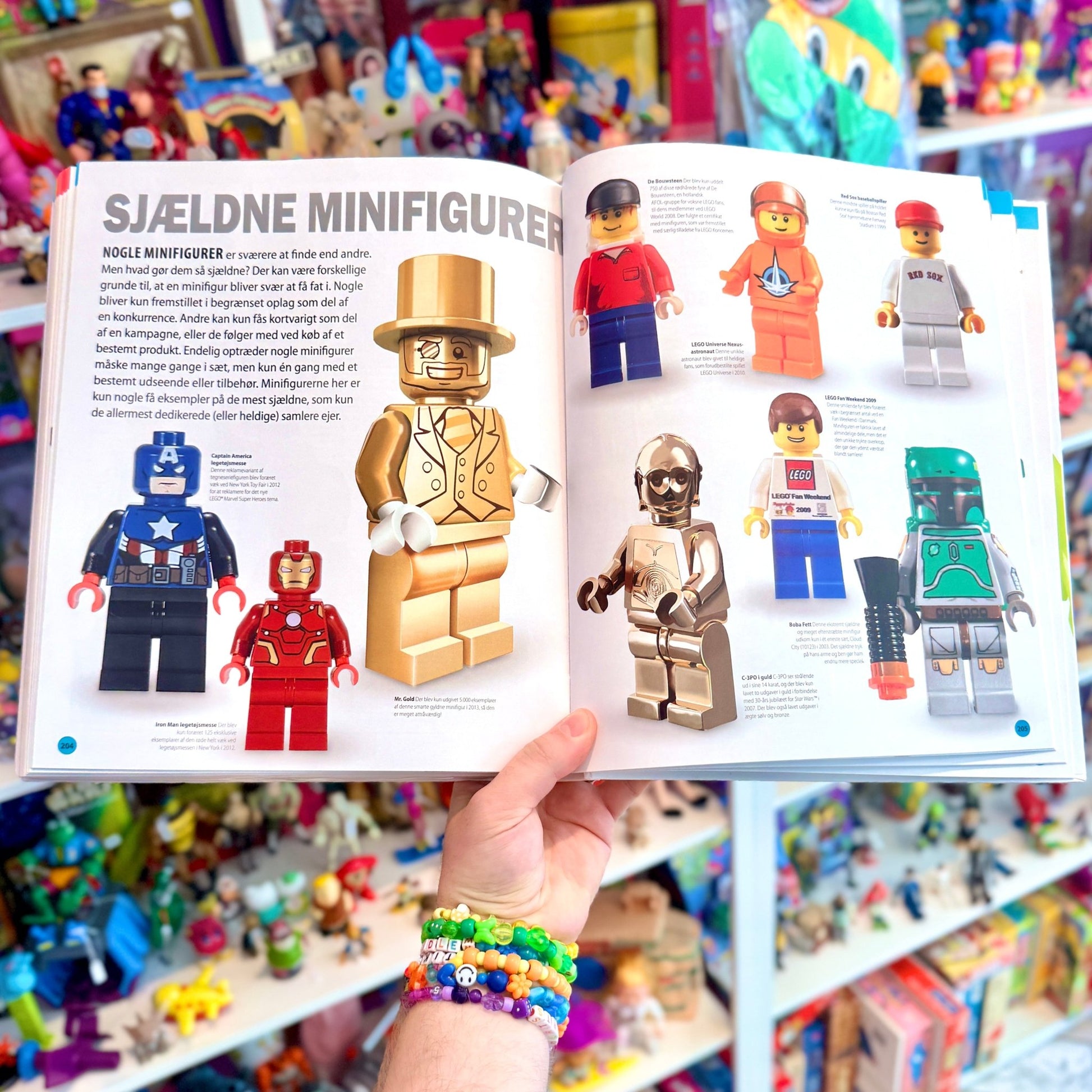 Lego Minifigurer: År For År - En Visuel Historie (danish Lego Minifigure Encyclopedia + 3 figures, 2013) - PopCultGang