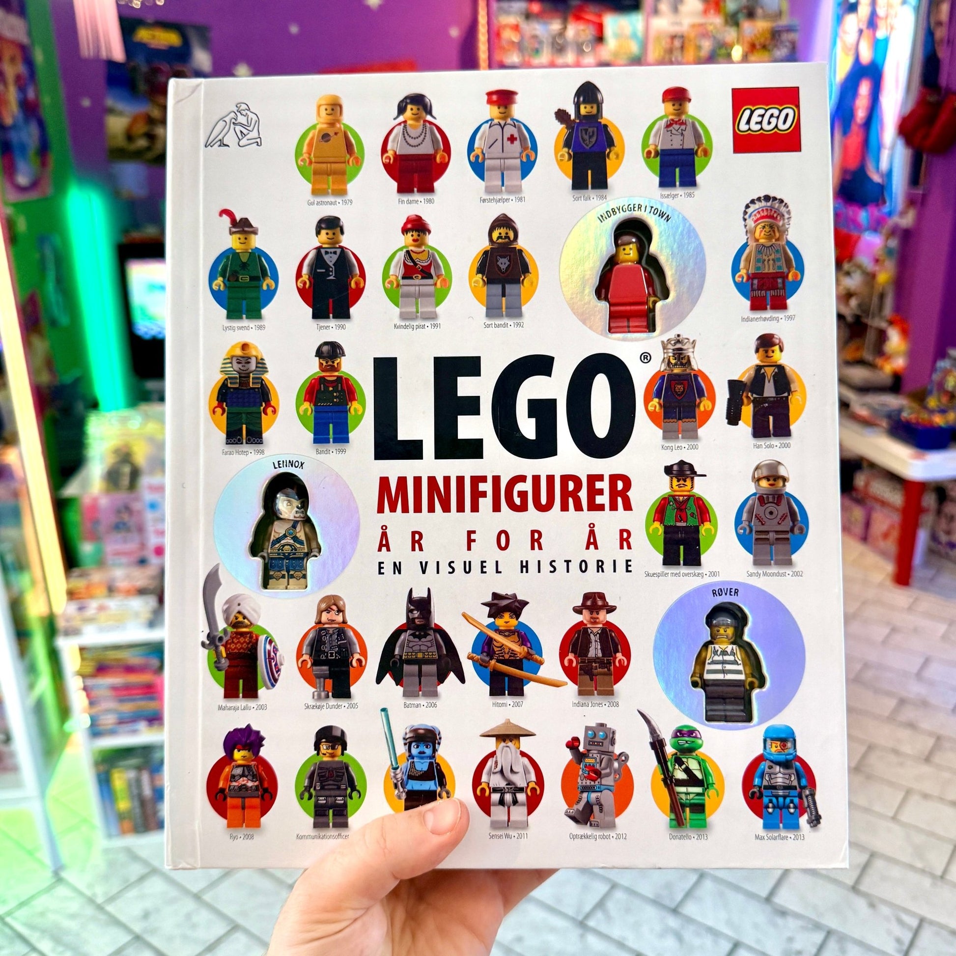 Lego Minifigurer: År For År - En Visuel Historie (danish Lego Minifigure Encyclopedia + 3 figures, 2013) - PopCultGang