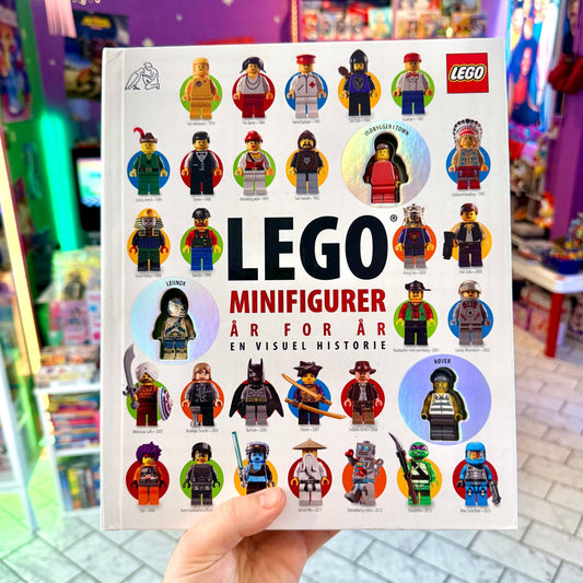 Lego Minifigurer: År For År - En Visuel Historie (danish Lego Minifigure Encyclopedia + 3 figures, 2013) - PopCultGang