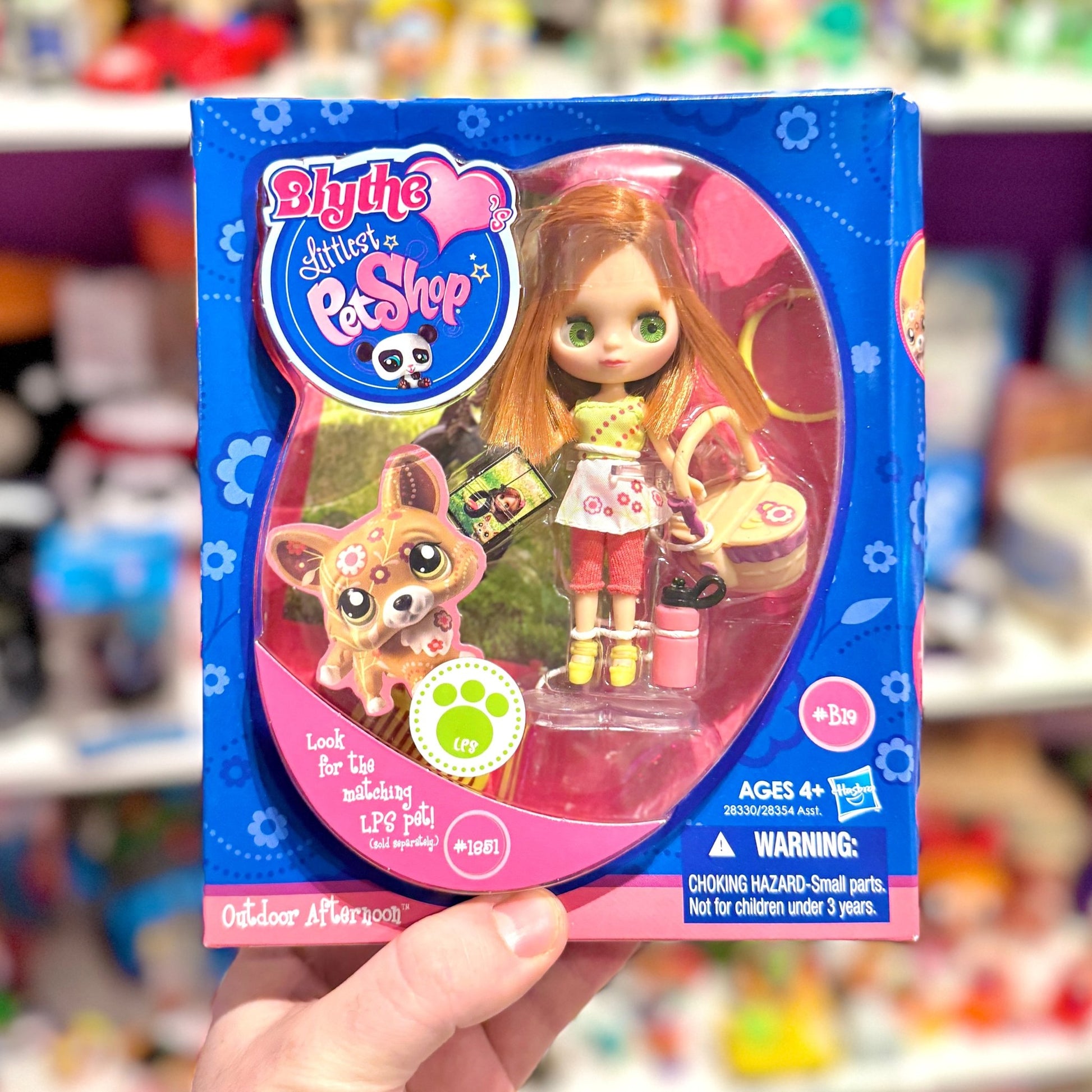 Littlest Pet Shop: Blythe Doll - Outdoor Afternoon Playset B19 (NIB, new in box, 2010) - PopCultGang