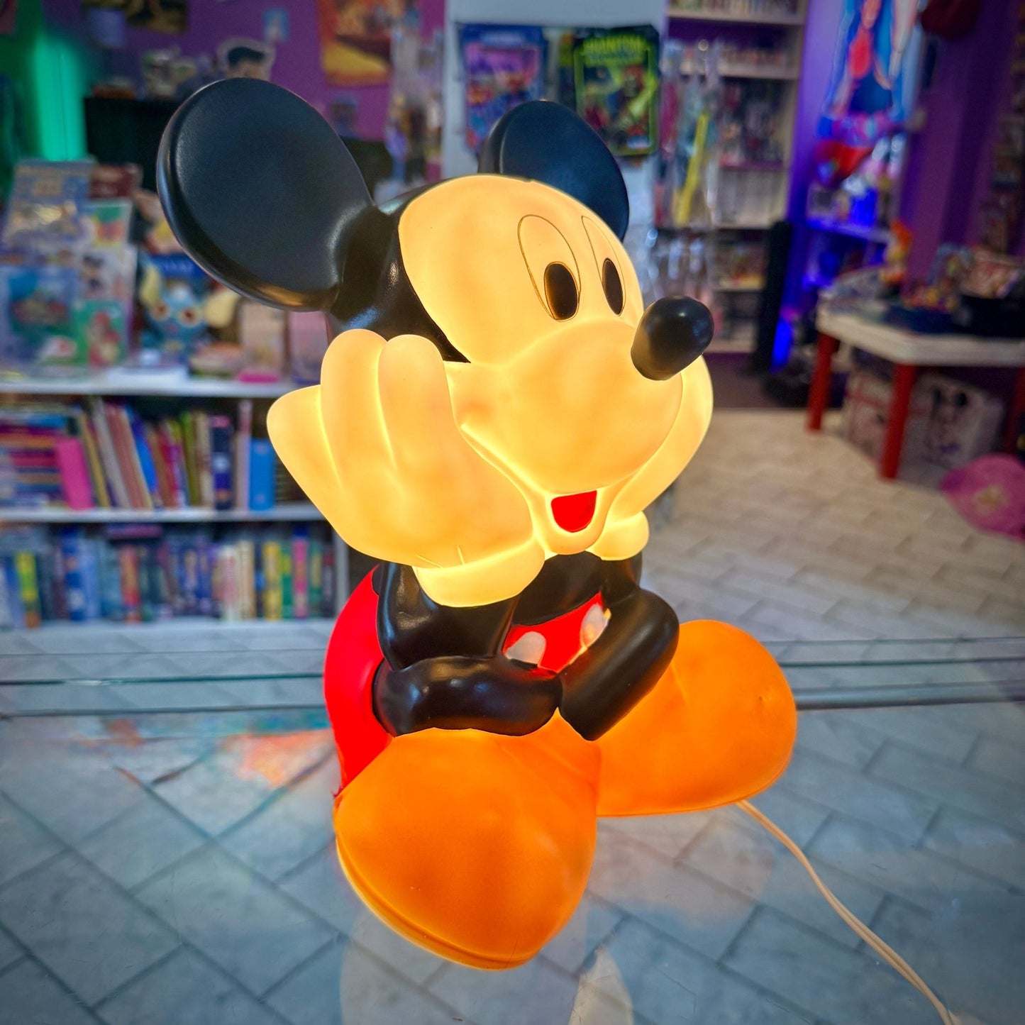 Mickey Mouse: Sitting Figure Plastic Lamp 25cm (Disney, 80s) - PopCultGang