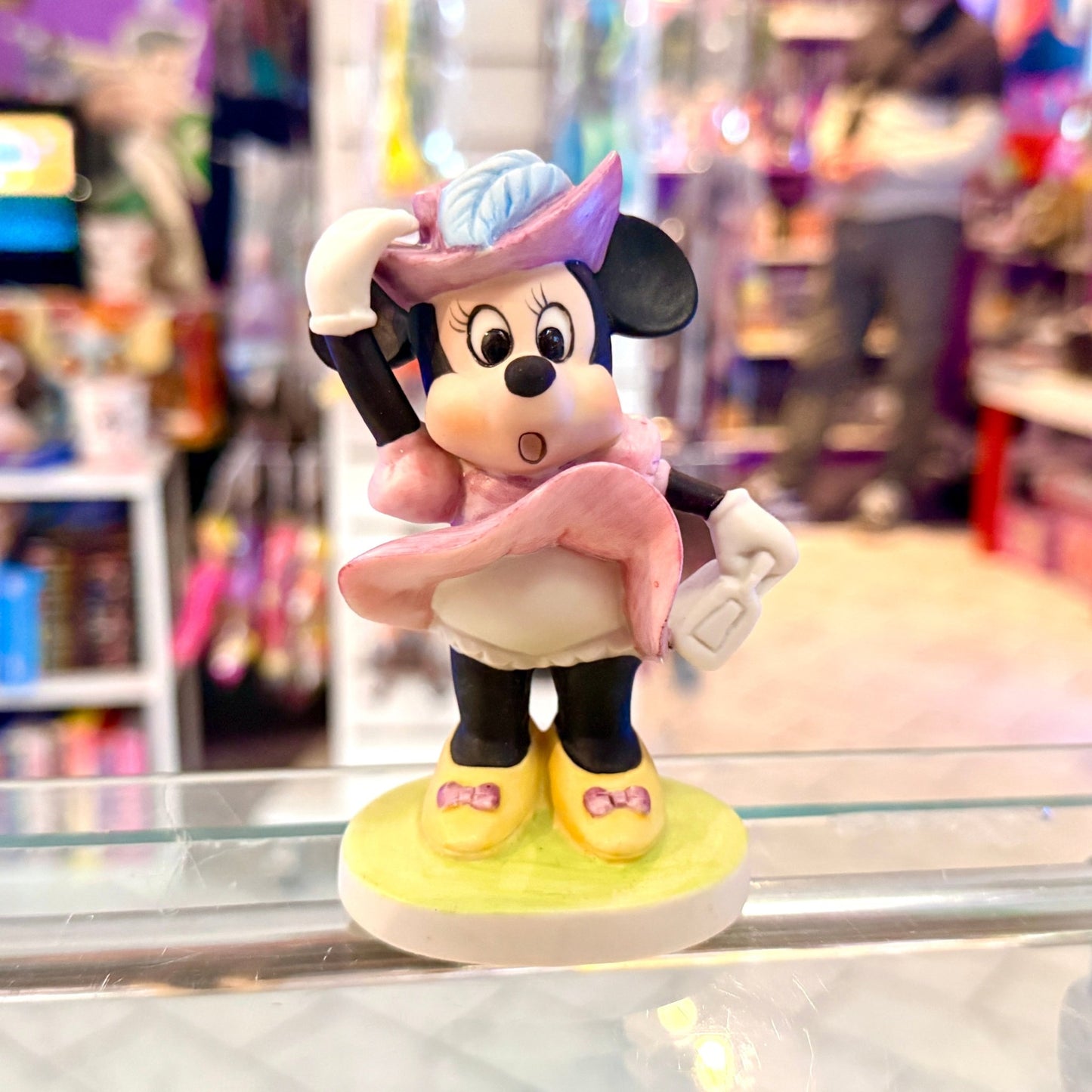 Minnie Mouse: Wind Blowing Dress Ceramic Figure (Disney Productions, 70s) - PopCultGang
