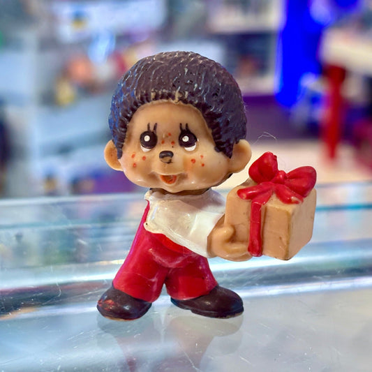 Monchhichi Holding Gift PVC Figure (Bully, 1981) - PopCultGang