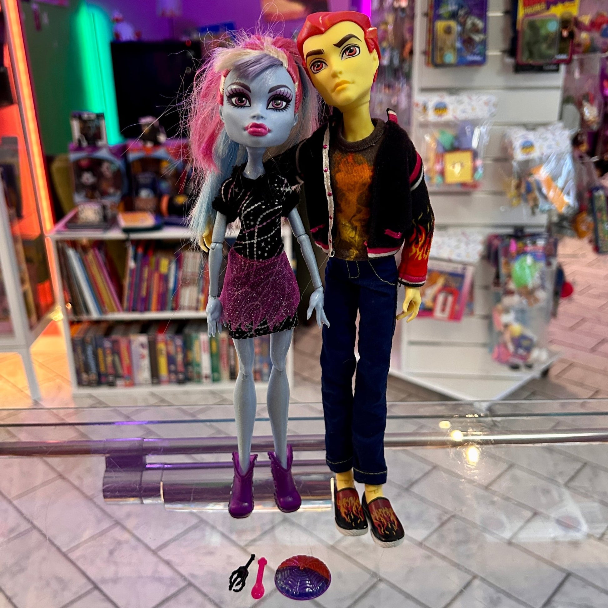 Monster High: Abbey Bominable and Heath Burns (Classroom partners) (2012) - PopCultGang