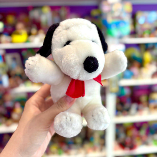 Peanuts: Snoopy Small Plush (90s) - PopCultGang