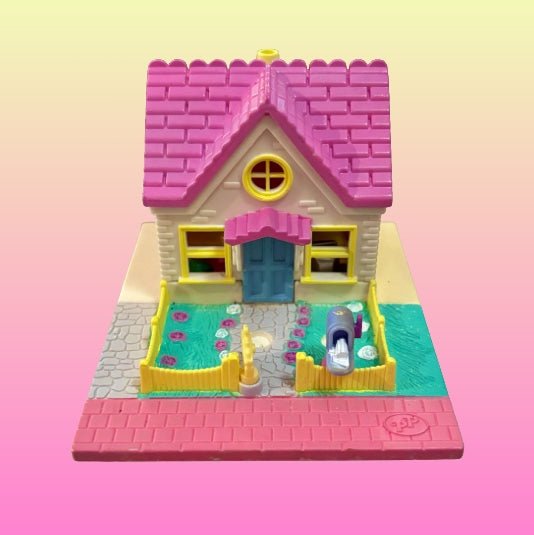 Polly Pocket: Polly's Cozy Cottage Playset + 1 Figure (1993) - PopCultGang