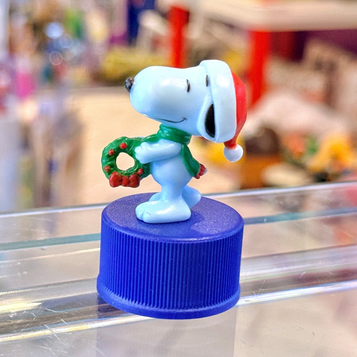 Snoopy & Peanuts: Snoopy Holding Wreath Pepsi Bottle Cap Figure (Japan Exclusive, 2000s) - PopCultGang