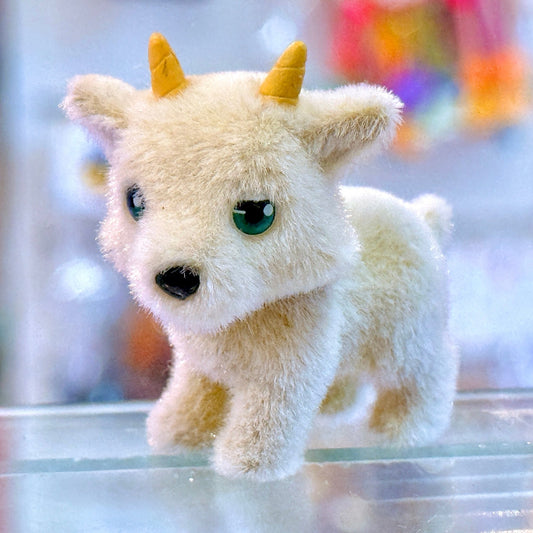 Snow Pets In My Pocket - Gretchen The Bighorn Mountain Goat #18 - Fluffy Flocked Mini Figure (MEG, 2009) - PopCultGang