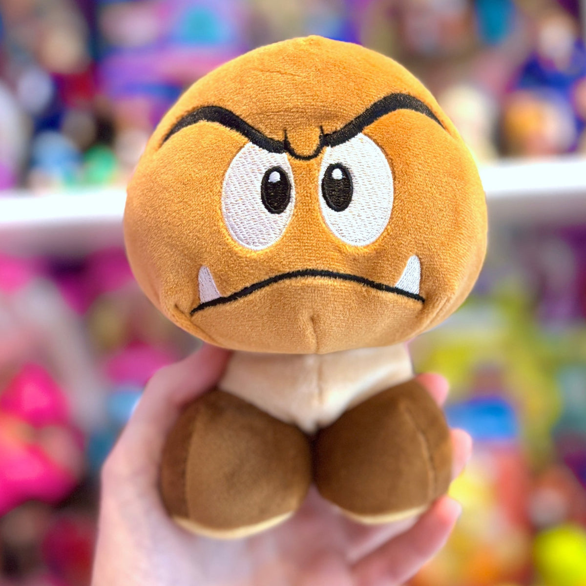 Super Mario: Mocchi-Mocchi Junior Plush Figures Wave 11: Goomba Plush 15 cm (Nintendo) - PopCultGang