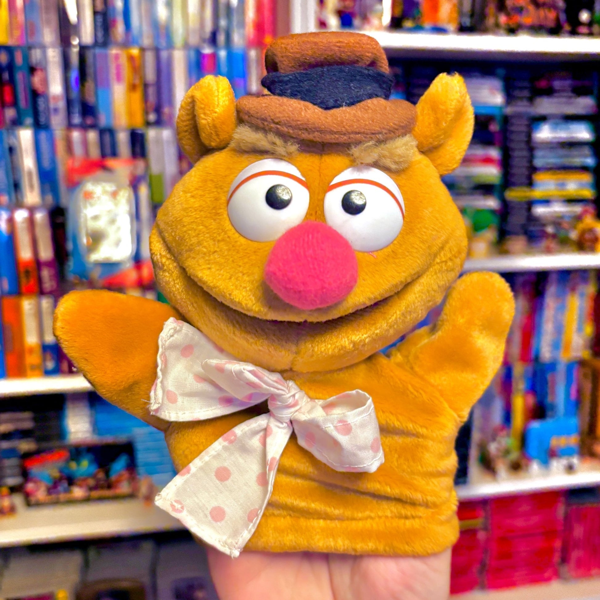 The Muppets: Fozzie Bear Small Handpuppet (1996) - PopCultGang