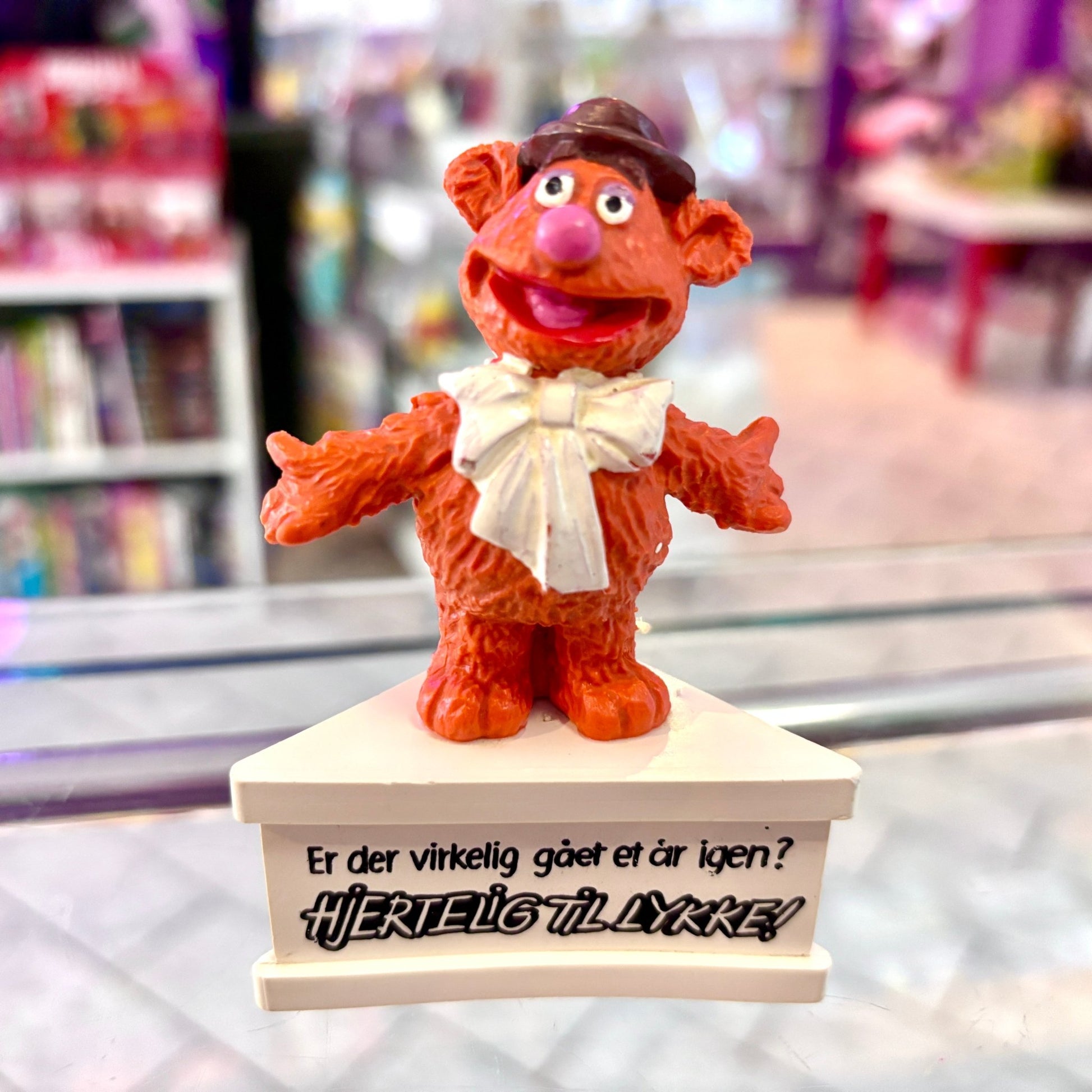 The Muppets - Fozzie PVC Figure "Er Der Virkelig Gået Et År Igen? Hjertelig Til Lykke" (1979) - PopCultGang