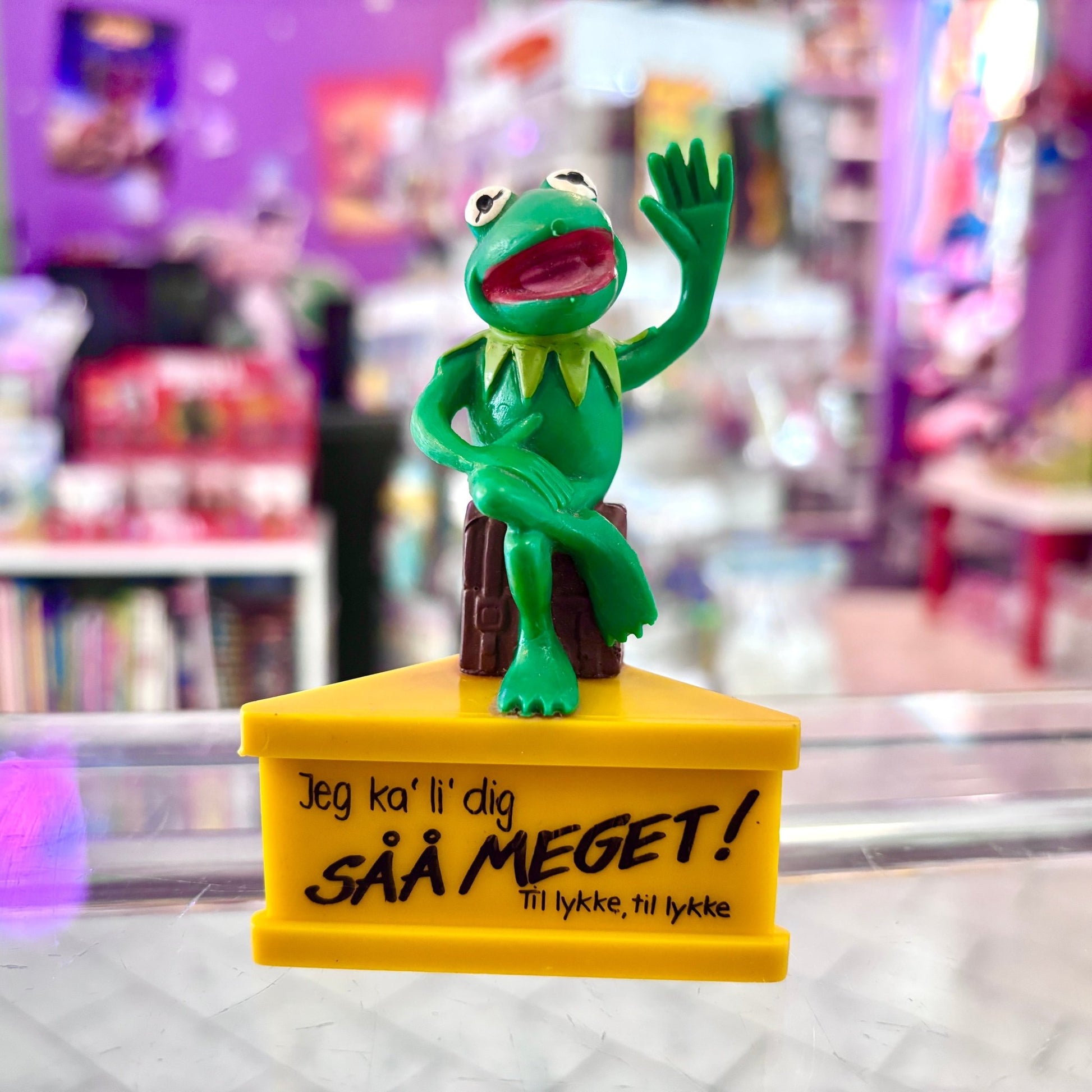 The Muppets - Kermit PVC Figure "Jeg Ka' Li' Dig SÅÅ MEGET! Til Lykke, Til Lykke" (Schleich, 1979) - PopCultGang