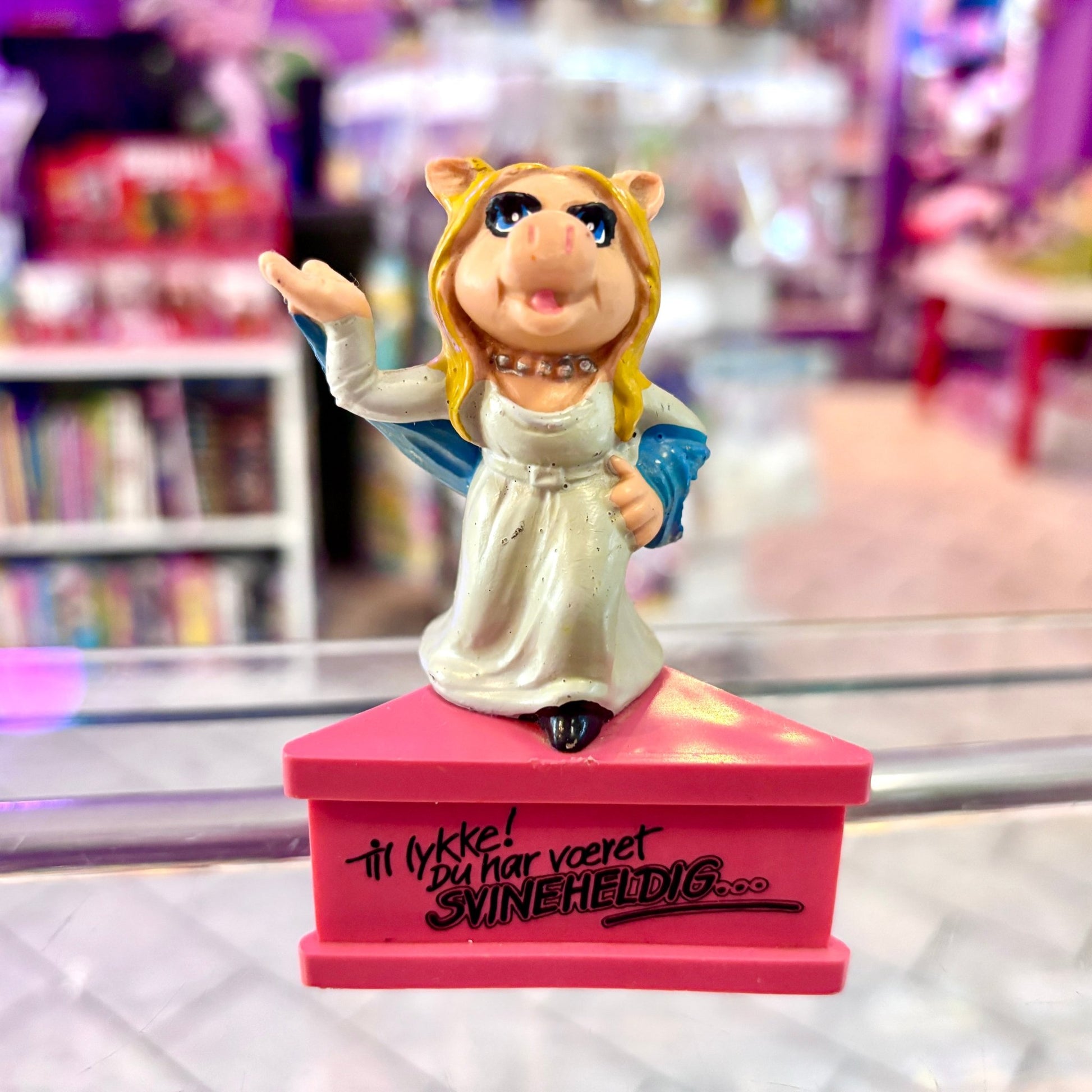 The Muppets - Miss Piggy PVC Figure "Til lykke. Du Har Været SVINEHELDIG..." (Schleich, 1979) - PopCultGang