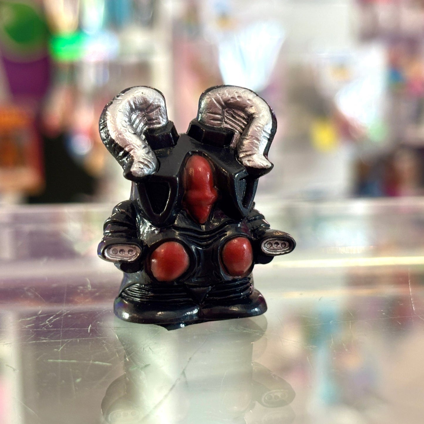 Ultraman: Zetton Kaiju Finger Puppet Vinyl Figure Black (Bandai, 90s) - PopCultGang
