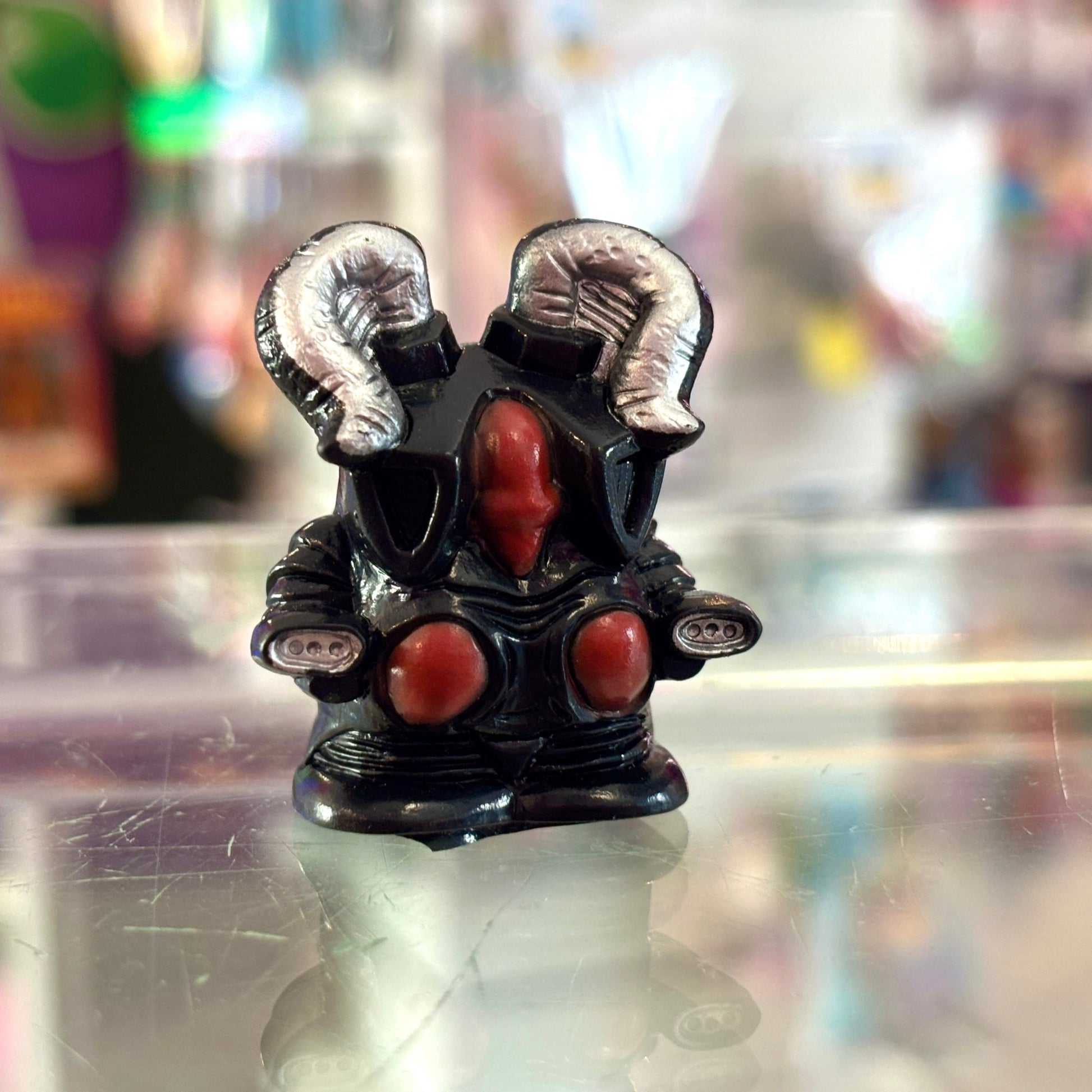 Ultraman: Zetton Kaiju Finger Puppet Vinyl Figure Black (Bandai, 90s) - PopCultGang