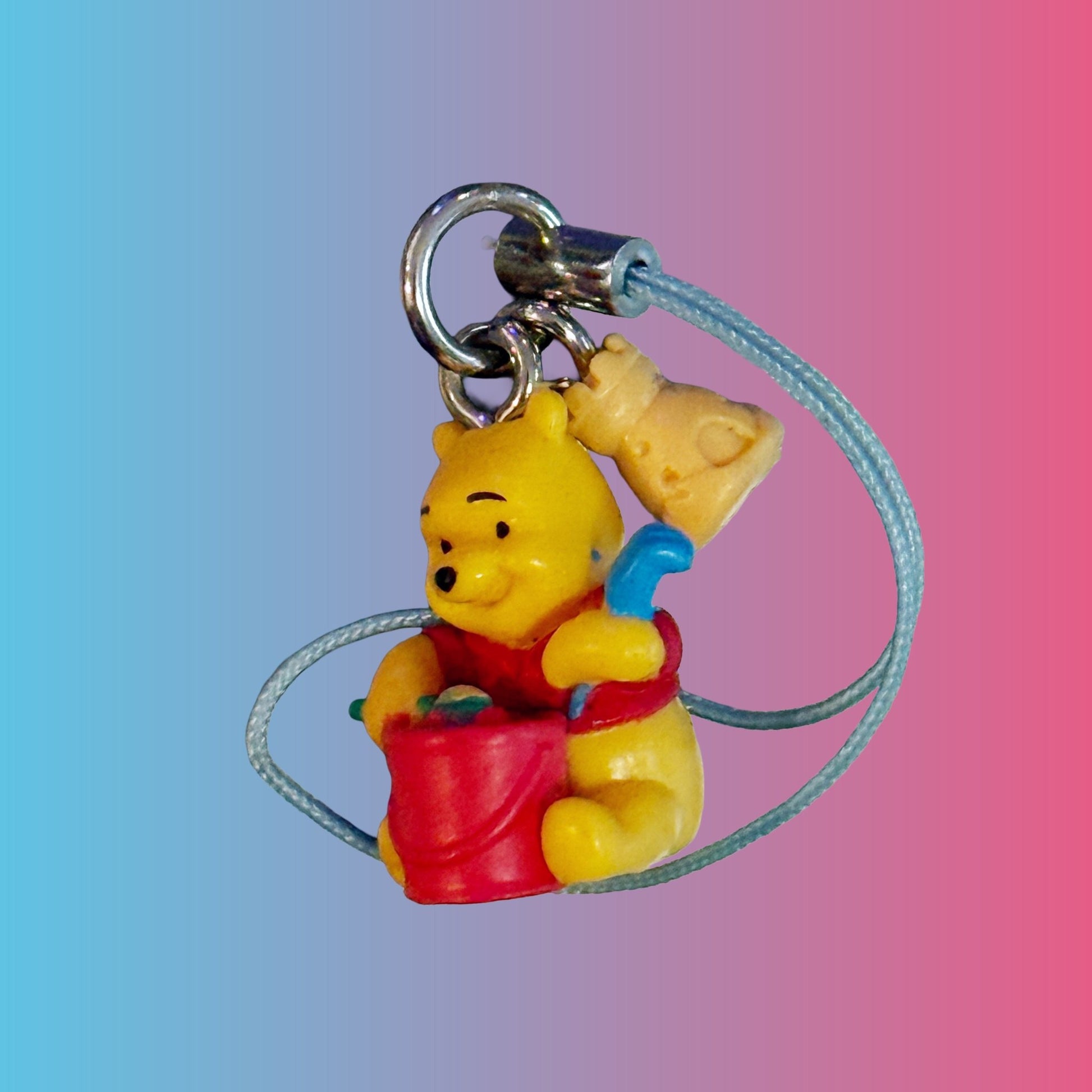 Winnie The Pooh Building Sandcastle - Phone Charm Dangler Gachapon (Disney, 2000s) - PopCultGang