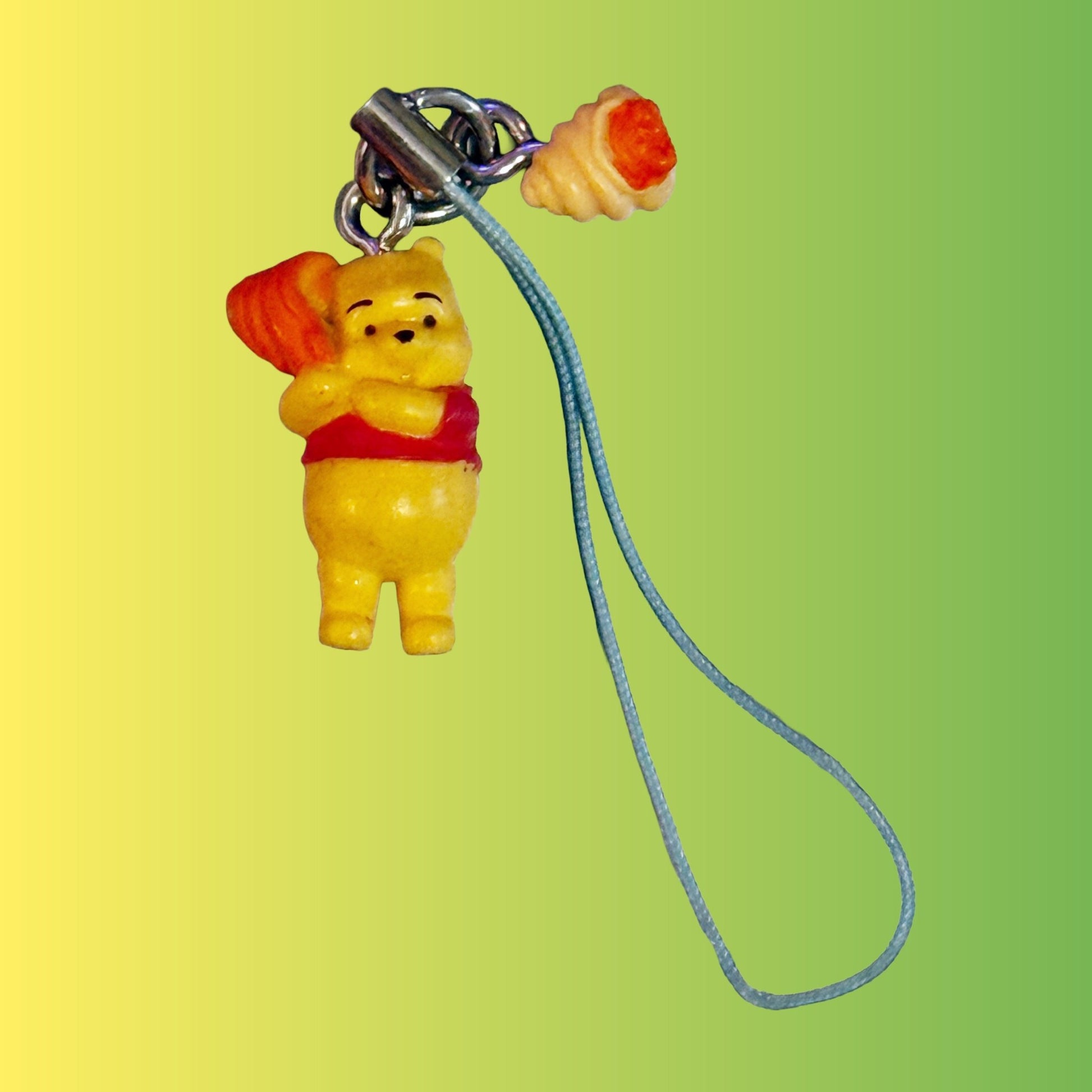 Winnie The Pooh Holding Seashell - Phone Charm Dangler Gachapon (Disney, 2000s) - PopCultGang